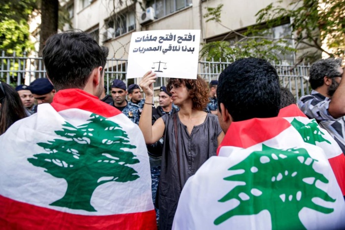 مئات المتظاهرين وسط بيروت.. ولافتات المحتجين تندد بـ "الطائفية"