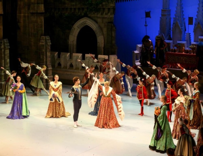 "بحيرة البجع" تشعل الشمعة السابعة لمسرح البحرين الوطني