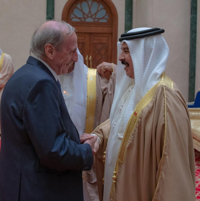 الملك: "جائزة عيسى لخدمة الإنسانية" استذكار دائم التوهج لمسيرة والد الجميع عيسى بن سلمان