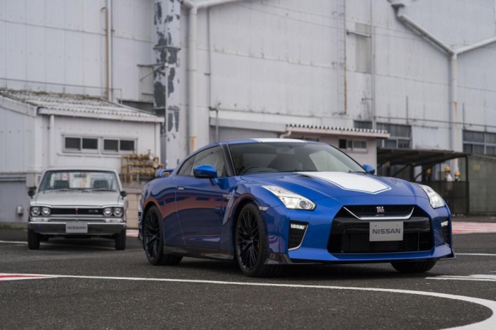 "نيسان" تطرح "GT-R" الجديدة في معرض دبي للسيارات