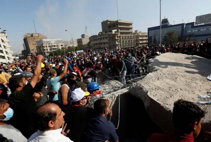 الأمن العراقي يطلق الغاز لتفريق المحتجين بجسر الشهداء