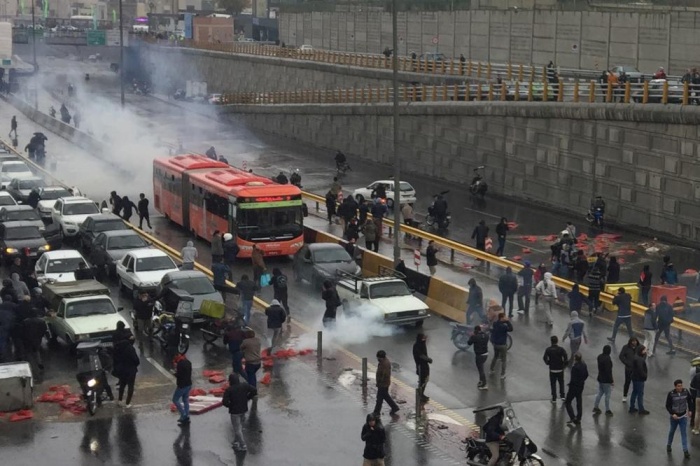 انتفاضة البنزين تطال وزير النفط الإيراني.. فداء للمتشددين