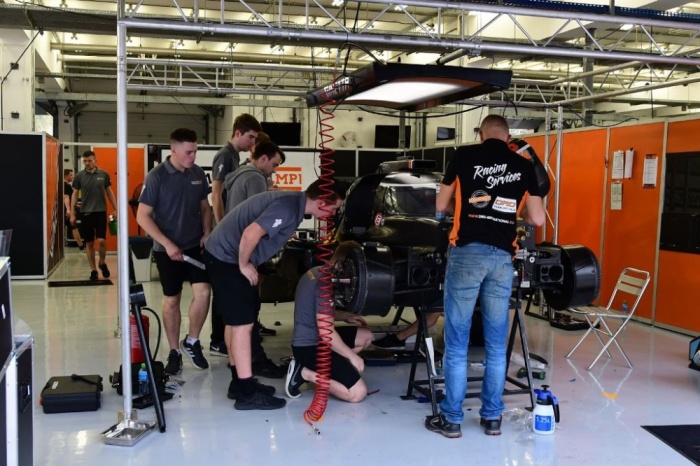 وصول سائقي وفرق البطولة العالمية للتحمل استعدادا لسباق بابكو البحرين