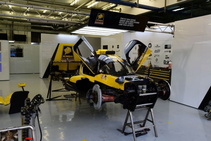 وصول سائقي وفرق البطولة العالمية للتحمل استعدادا لسباق بابكو البحرين