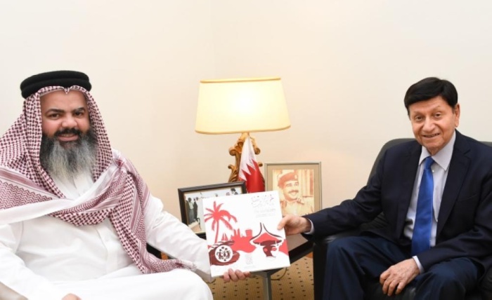 فخرو يتسلم نسخة من كتاب "محبوبتي البحرين"