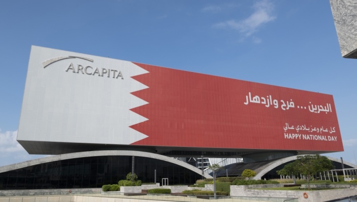 علم البحرين يزيّن مبنى آركابيتا بمساحة 3850 متراً مربعاً