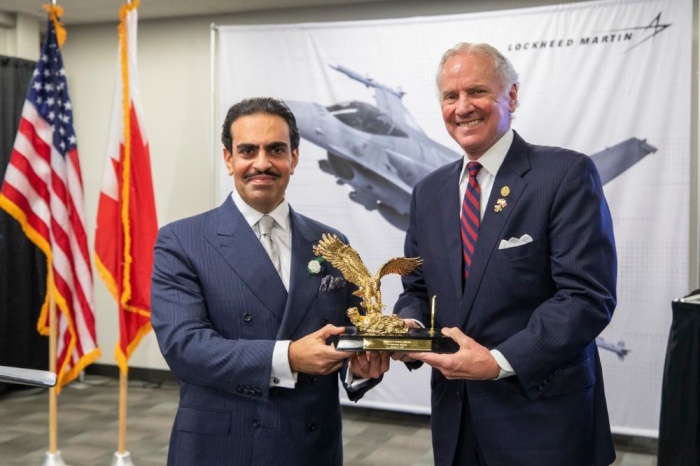 عبدالله بن راشد يتفقد خط إنتاج  طائرات F-16 Block 70 البحرينية