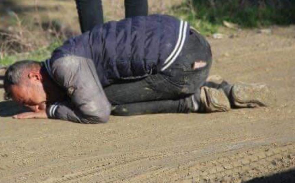 صور تفيض ألماً.. أب عائد من دفن طفله تخطف قنبلة ابنته!