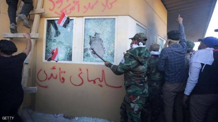 بالصور - ميليشيات تابعة لإيران تحاول اقتحام السفارة الأمريكية بالعراق