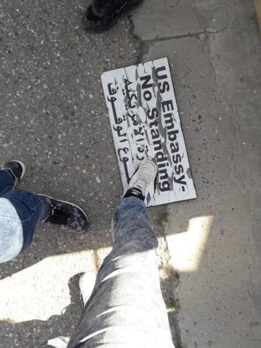 بالصور - ميليشيات تابعة لإيران تحاول اقتحام السفارة الأمريكية بالعراق