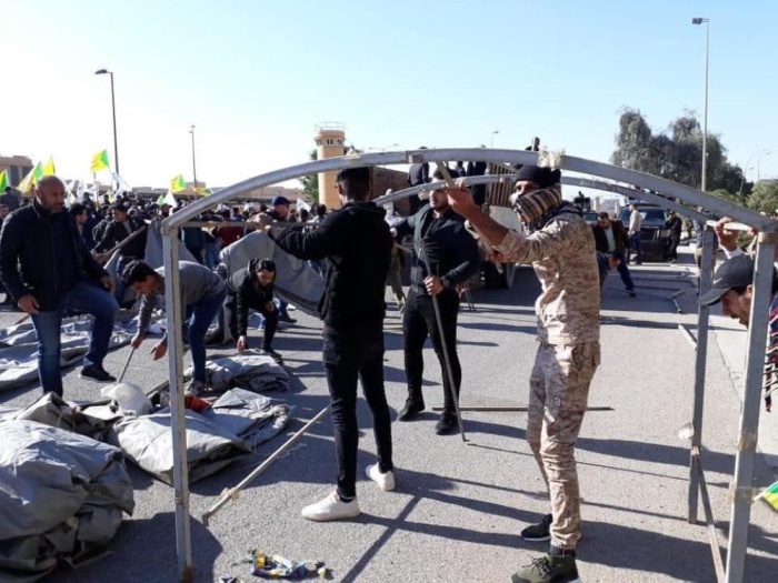 بالصور - ميليشيات تابعة لإيران تحاول اقتحام السفارة الأمريكية بالعراق