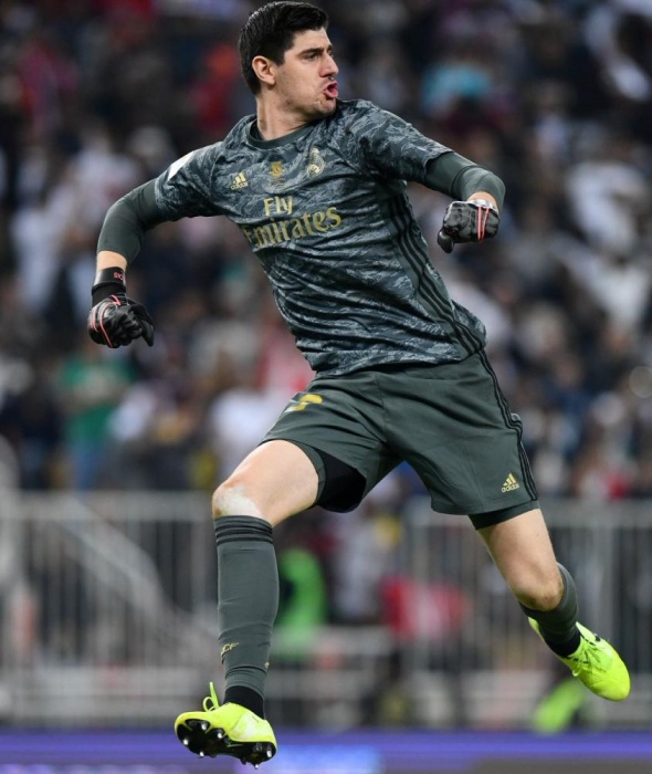 كورتوا من الجحيم إلى المديح..!
رد في أفضل مناسبة على سخرية جمهور فريقه السابق .. وأسكت منتقدي المرينغي
حافظ على نظافة شباكه في 12 من أصل 23 مباراة في جميع المسابقات