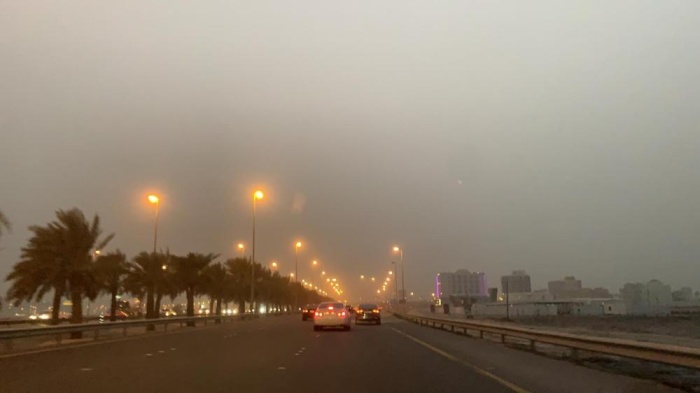 موجة غبار تجتاح البحرين وتعدم الرؤية