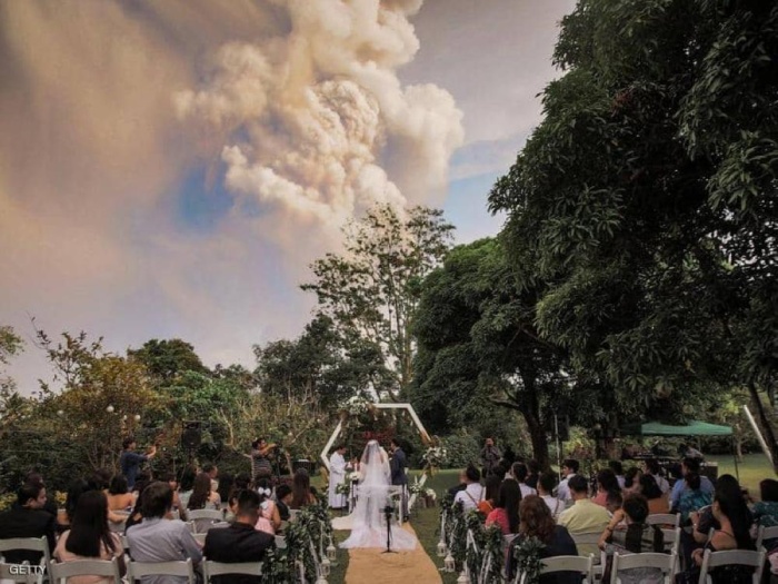 زوجان يتحديان الطبيعة.. بـ"صورة البركان"
