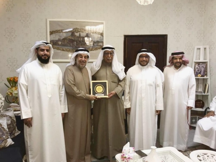 "الإصلاح" تكرم أعضاء أول هيئة تعليمية وإدارية لتحفيظ القرآن