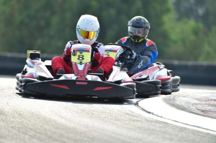 14 فريقا بحرينيا وسعوديا في منافسة بطولة التحمل للكارتينج