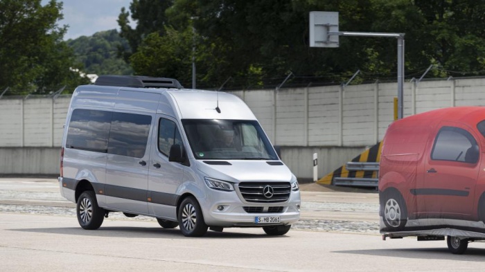 "مرسيدس-بنز فانز" تقدم مجموعة واسعة من تجهيزات السلامة لتجنب الحوادث