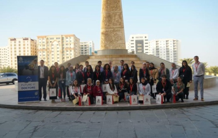 الملكية للجراحين- جامعة البحرين الطبية تستقبل عددا من طلاب الثانوية