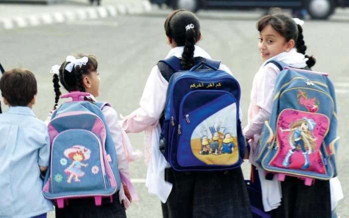 طلاب المدارس يعانون البرد مع بداية الفصل الدراسي