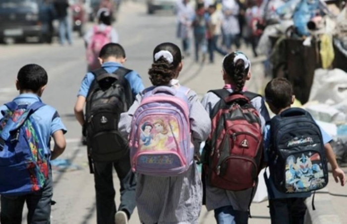 طلاب المدارس يعانون البرد مع بداية الفصل الدراسي