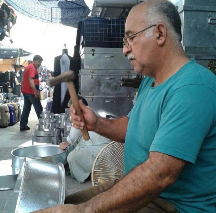 حبيب الصفار آخر "التناكين" في سوق المنامة