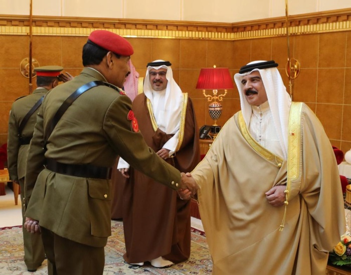 الملك: نقدر ما يبذله منتسبو قوة الدفاع لأمن المواطنين بكل كفاءة وبروح وطنية ثابتة