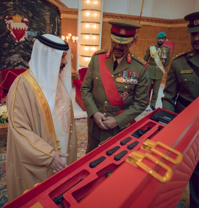 الملك: نقدر ما يبذله منتسبو قوة الدفاع لأمن المواطنين بكل كفاءة وبروح وطنية ثابتة