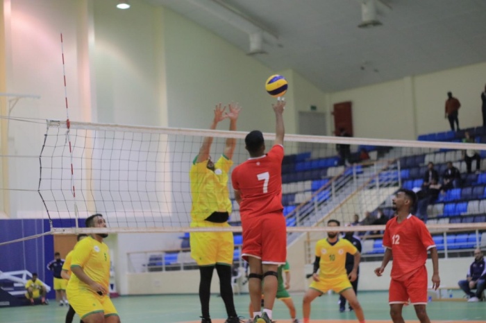 جامعة البحرين تتصدر القدم.. وصراع ثلاثي بـ"الطائرة"