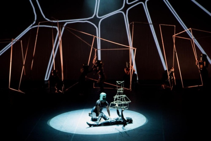 "دموع حديد"..عرض عكس إرث المعمارية الراحلة حديد عبر تأويلات بصرية مبهرة