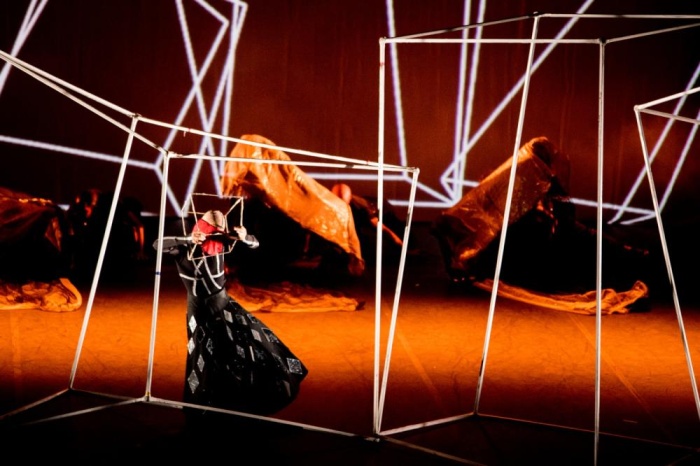 "دموع حديد"..عرض عكس إرث المعمارية الراحلة حديد عبر تأويلات بصرية مبهرة