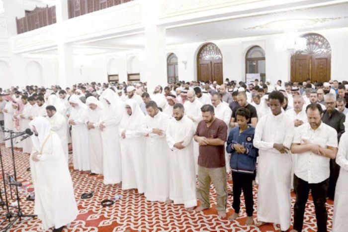 فعاليات دينية تطالب المصابين بـأعراض مشابهة لـ "كورونا" باجتناب المساجد