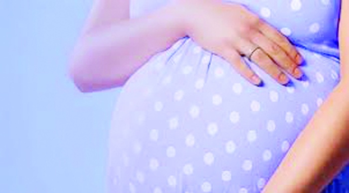 إمكانية انتقال "كورونا" من الأم للطفل أثناء وبعد الولادة عن طريق التلامس