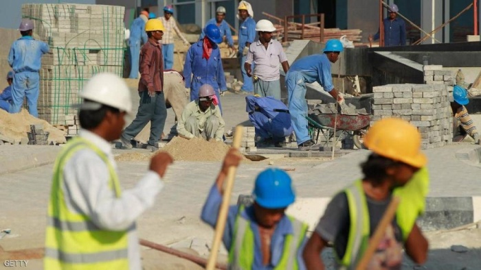 بالصور.. معاناة العمال الوافدين في قطر وتفشي كورونا بينهم