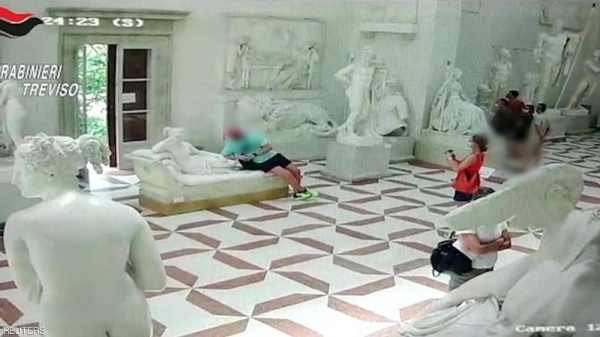 من أجل "سيلفي".. أتلف تمثالا عمره 200 عام