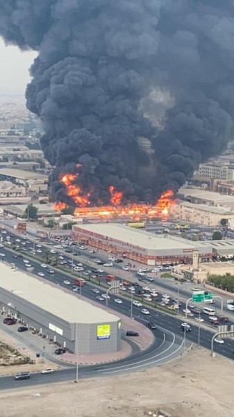 الإمارات.. حريق ضخم في سوق شعبي بعجمان