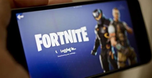 آيفون بلعبة "فورتنايت" الممنوعة.. للبيع بـ10 آلاف دولار