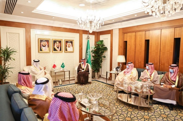 بأمر الملك سلمان.. وزير الخارجية السعودي يسلم الزياني وشاح الملك عبدالعزيز من الدرجة الثانية