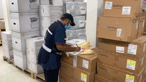 &laquo;التجارة الكويتية&raquo; تغلق مخزناً يحتوي على 150 جهاز &laquo;لابتوب&raquo; لزيادة أسعارها