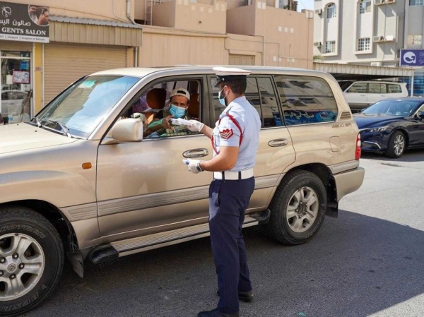 ضمن حملة "فينا خير" وبالتعاون مع المؤسسة الملكية للأعمال الخيرية .. المحافظة الجنوبية توزع  10000 كمامة