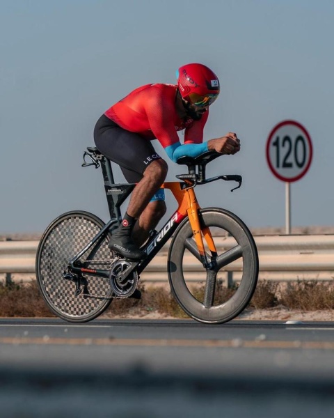 ناصر بن حمد يحقق المركز الأول في سباق ضد الساعة للدراجات