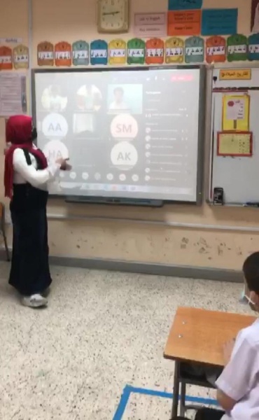 طلبة وأولياء أمور يفاضلون بين التعليم المدرسي و"عن بعد"