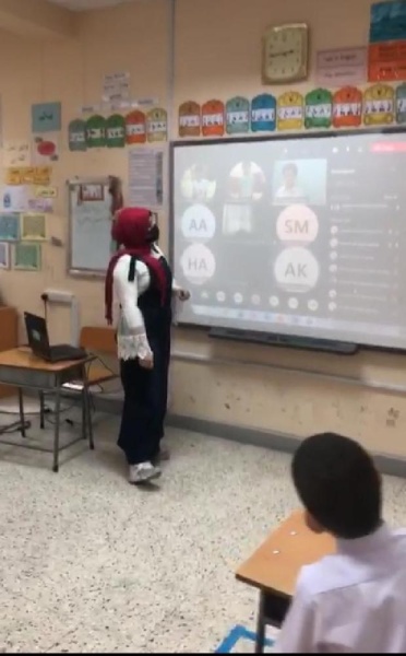 طلبة وأولياء أمور يفاضلون بين التعليم المدرسي و"عن بعد"
