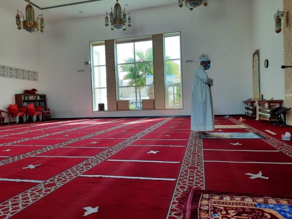 شاهد .. توافد المصلين لاداء صلاة الظهر في البحرين بعد استئنافها