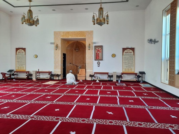 شاهد .. توافد المصلين لاداء صلاة الظهر في البحرين بعد استئنافها