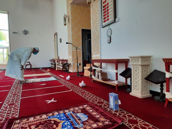 شاهد .. توافد المصلين لاداء صلاة الظهر في البحرين بعد استئنافها