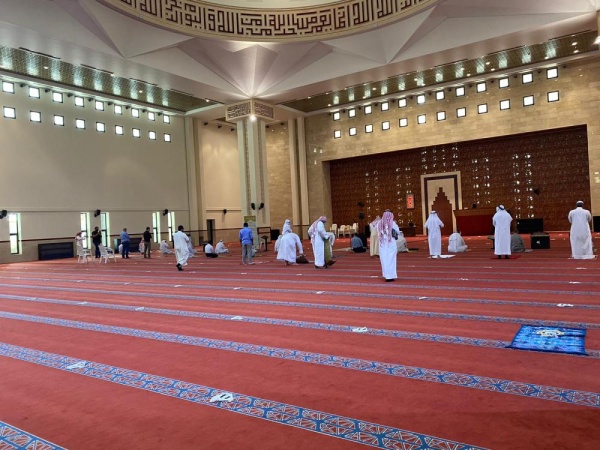 شاهد .. توافد المصلين لاداء صلاة الظهر في البحرين بعد استئنافها