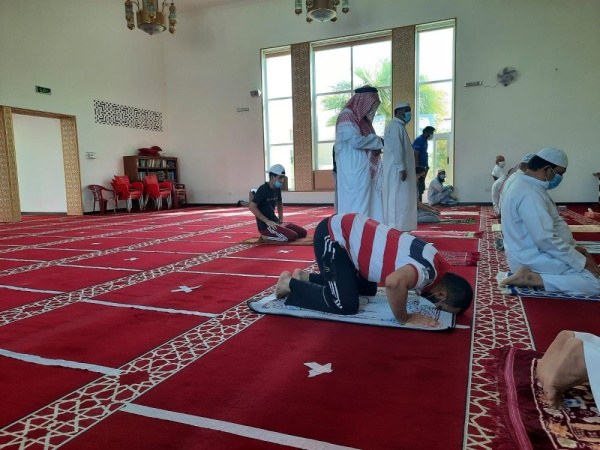 شاهد .. توافد المصلين لاداء صلاة الظهر في البحرين بعد استئنافها