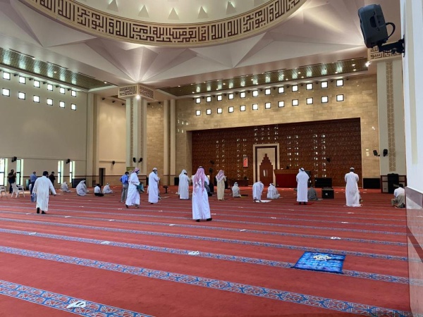 شاهد .. توافد المصلين لاداء صلاة الظهر في البحرين بعد استئنافها