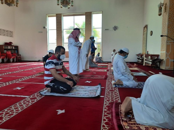 شاهد .. توافد المصلين لاداء صلاة الظهر في البحرين بعد استئنافها