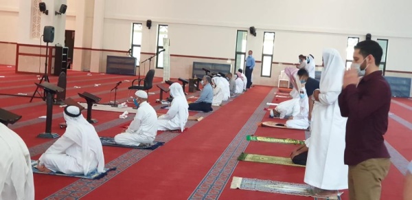 شاهد .. توافد المصلين لاداء صلاة الظهر في البحرين بعد استئنافها
